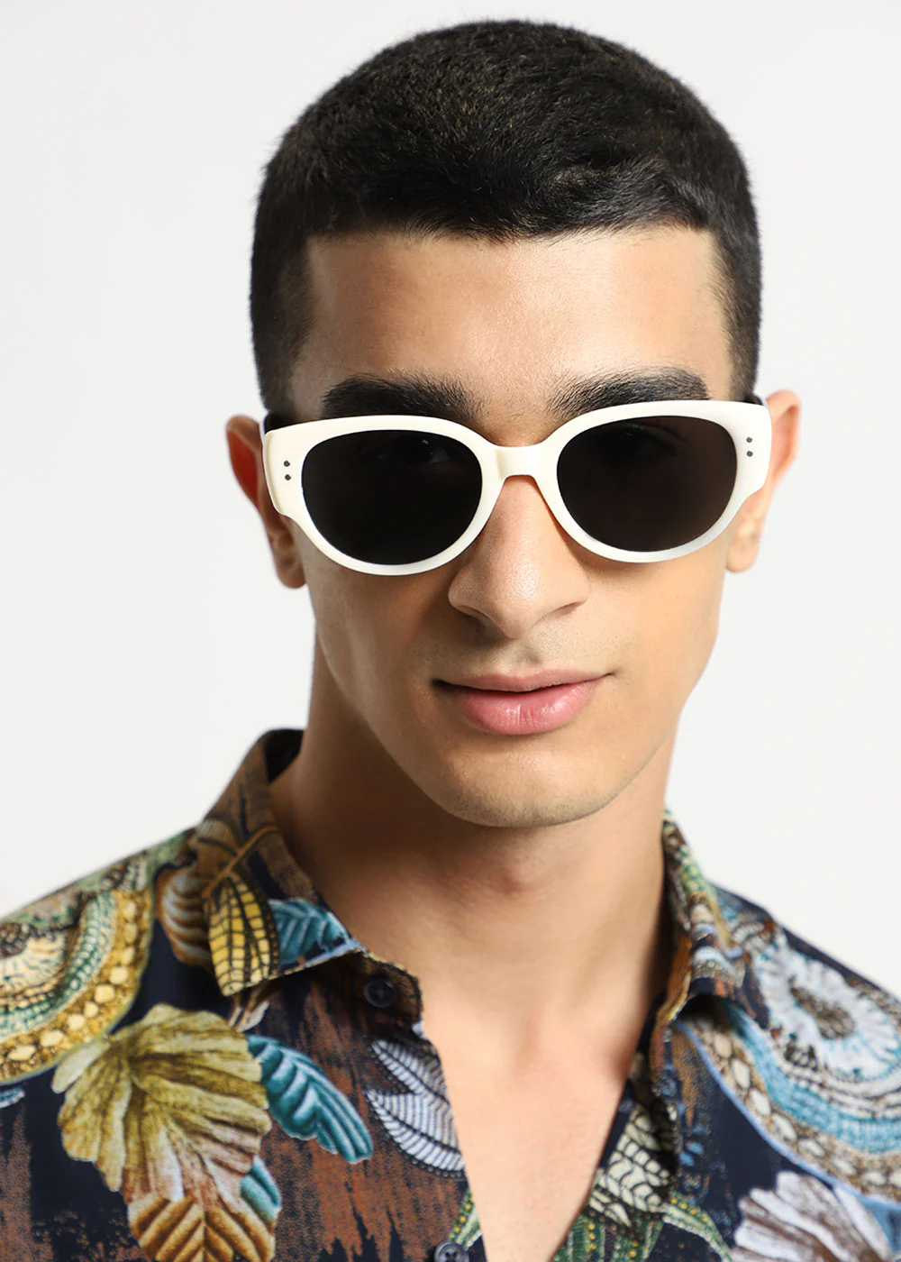 Sleek White Unisex Oval Sunglasses - Image 2